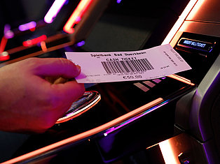 Ticket wir in das Automatenspiel gegeben